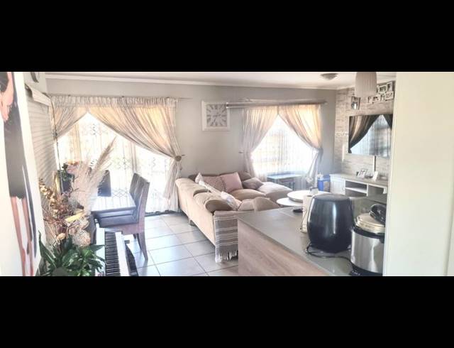 3 BEDROOM TOWNHOUSE FOR SALE IN AMBERFIELD